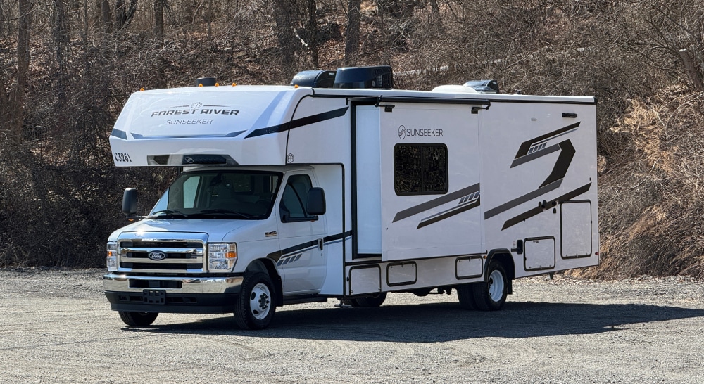 2025 Sunseeker Forest River 32'