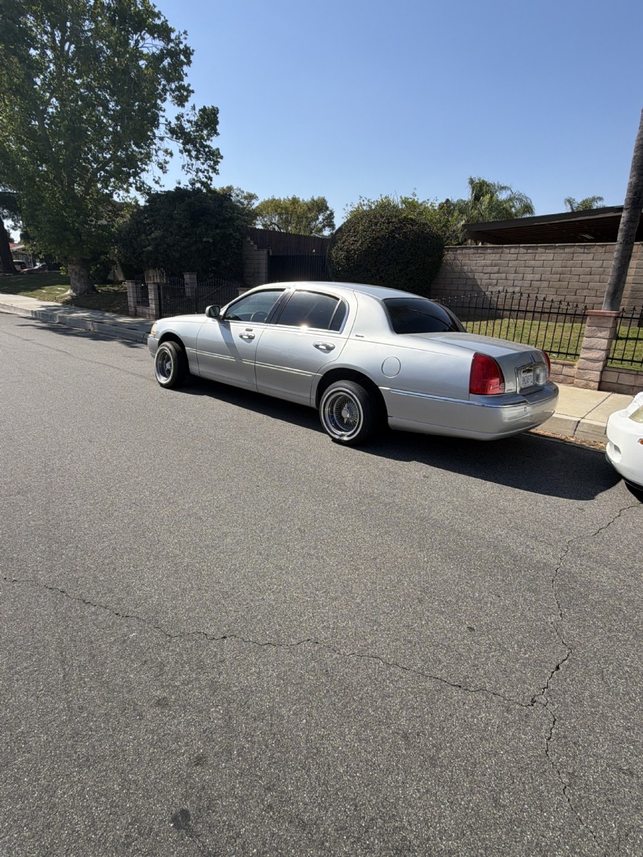 2004 LINCOLN Town Car Ultimate