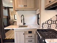 2025 Sunseeker Forest River 32'
